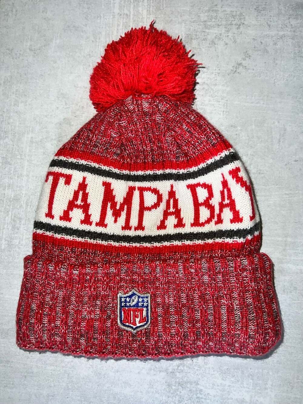 New Era NFL Tampa Bay Buccaneers Sideline Sport Knit Beanie Hat with Pom
